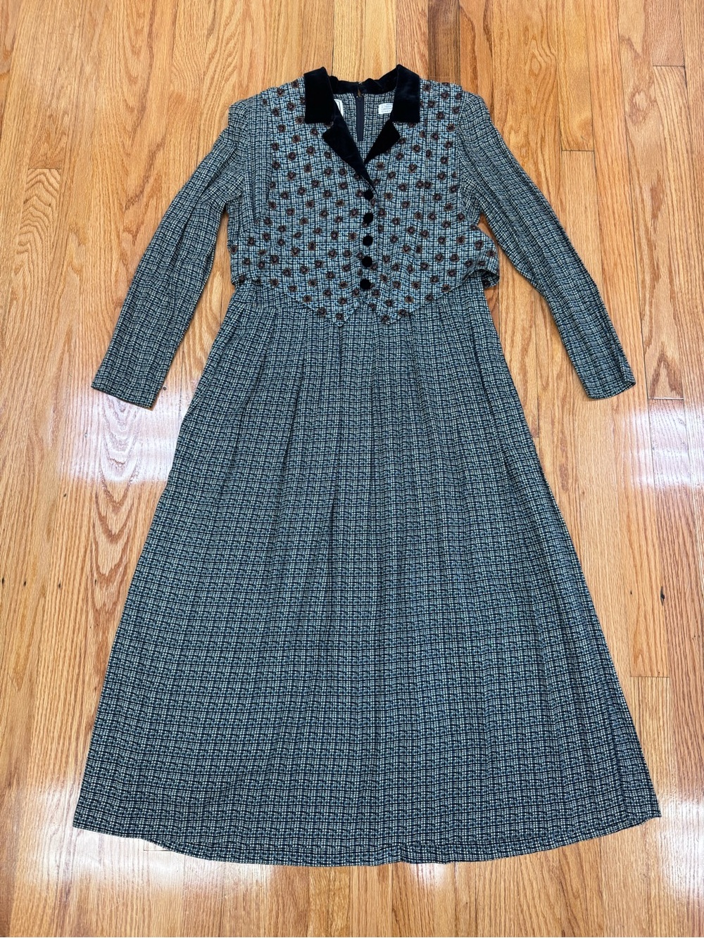 Vintage Karin Stevens Long Sleeve Plaid Pleated Midi Dress with Velvet Collar